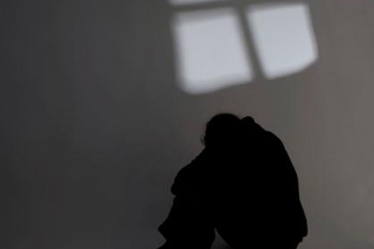 Uhapšena zbog sumnje da je sina natjerala na seksualni odnos