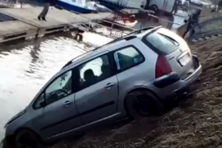 Automobil sam sletio u Savu dok je vozač tražio mjesto za ribolov