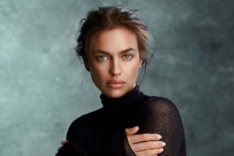 Zavodljiva Irina Šajk u donjem vešu