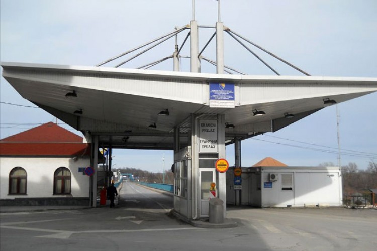 Na prelazu Brčko-Gunja ne prolaze kamioni i autobusi