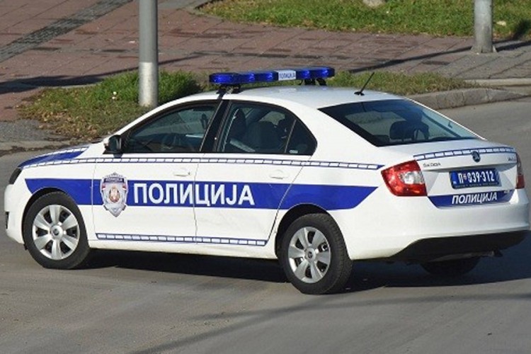 Uletjeli automobilom u mjenjačnicu i odnijeli sef s parama