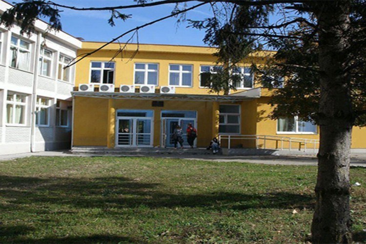Direktorica i pedagogica tuzlanske Gimnazije puštene na kućno liječenje