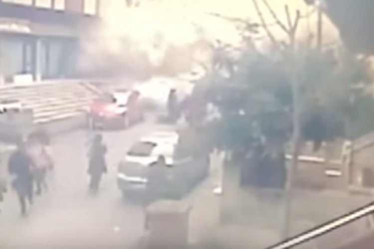 Nevjerovatan snimak rušenja zgrade u Istanbulu
