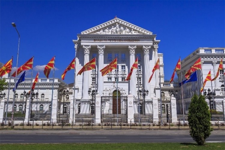 Zaev ispunjava predizborno obećanje i uklanja ogradu oko Vlade Makedonije