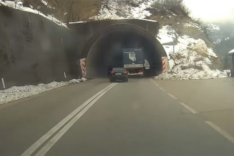 Preticao preko duple pune linije u tunelu