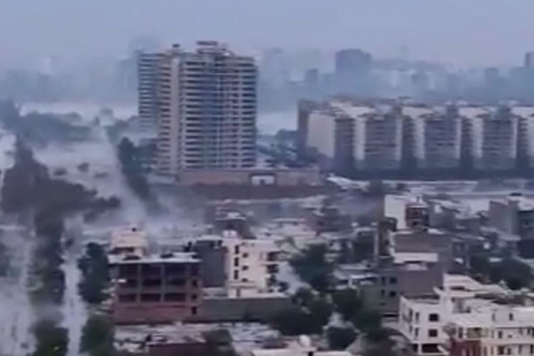 Grad zabijelio ulice Nju Delhija