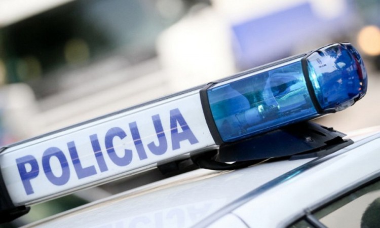 Pet povrijeđenih u prevrtanju vozila kod Brčkog, među njima troje djece?