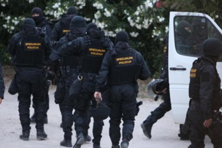 U razmjeni vatre s Gačićem ranjen policajac