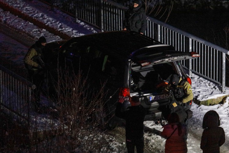Ranjeni policajac prevezen na KC US