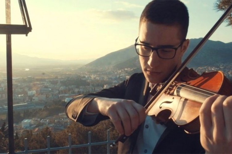 Matija Tučić i gimnazijski orkestar obradili pjesmu "Čekaj me"