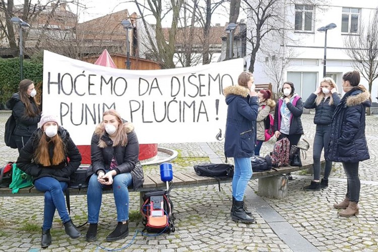 Mirna šetnja u Tuzli: Mlade Tuzlanke žele da dišu punim plućima