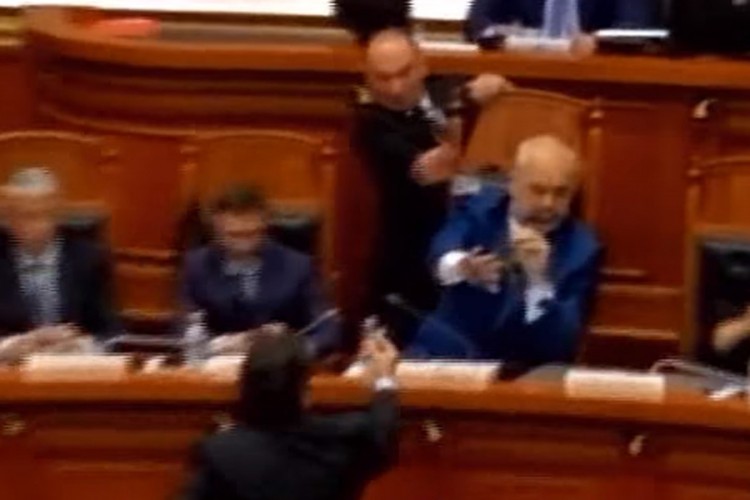 Incident u parlamentu Albanije: Poslanik poprskao Ramu bojom