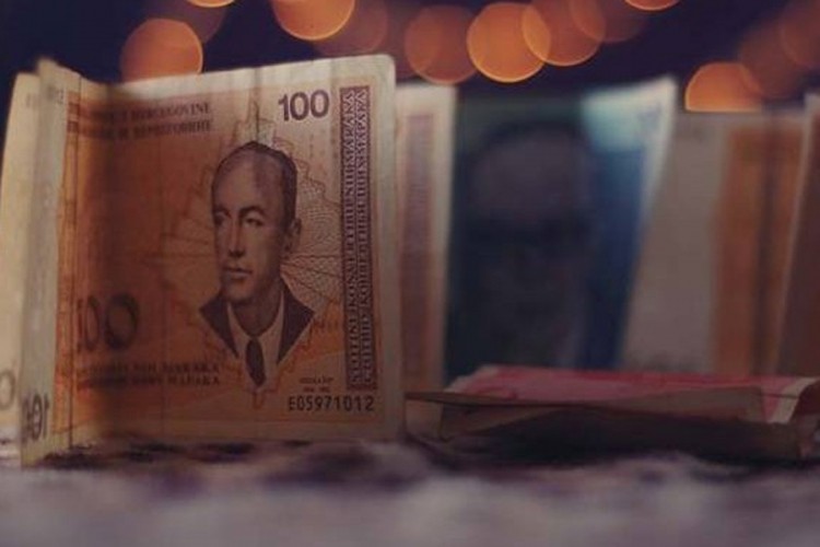 Bez plata i dalje 7.200 službenika u FBiH