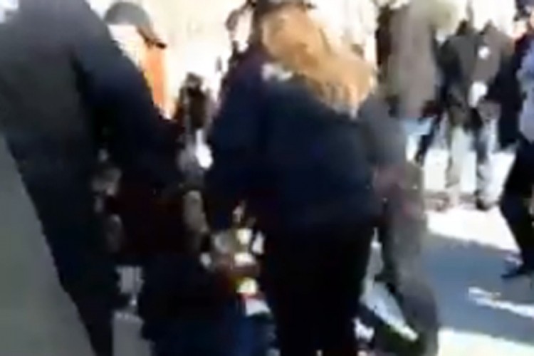 Policija na protestima u Baru gurala trudnicu, snimak šokirao javnost
