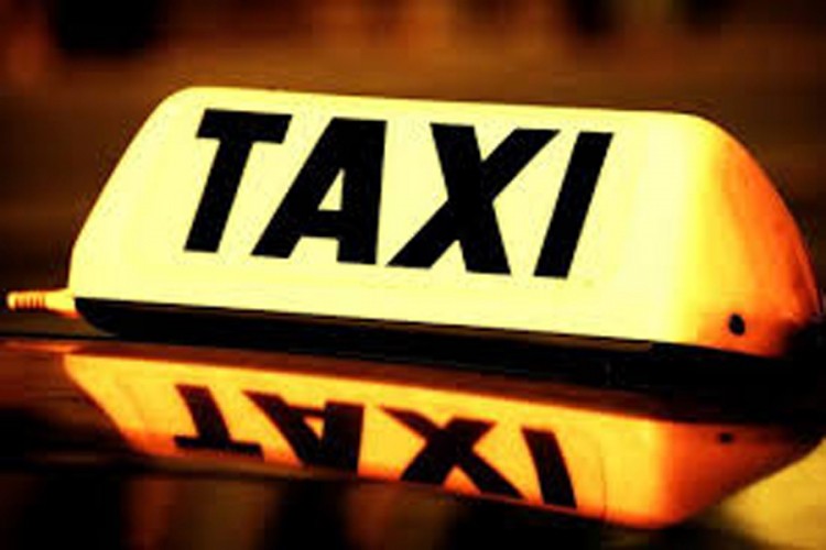 Oteo taksisti auto pa ga zapalio u šumi