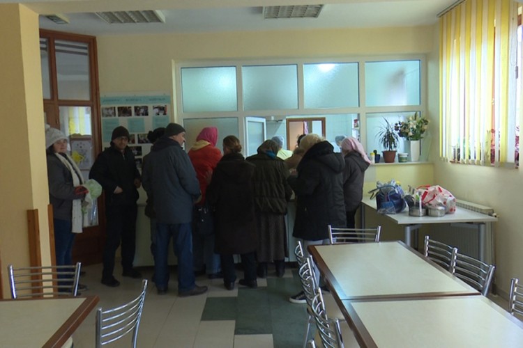 Rekordan broj gladnih u redu za besplatan obrok