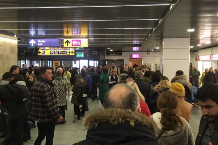 Zbog požara zatvoren terminal na aerodromu u Rimu