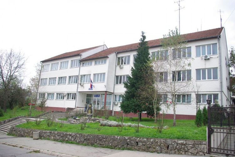 Al Kapone iz Dervente pretukao ženu pa joj otkinuo naušnice