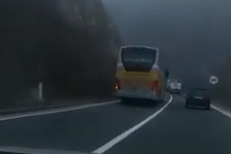 Autobusom preko pune linije preticao kamione i automobile