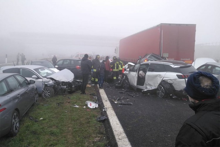 Više od 80 vozila u lančanim sudarima u Italiji