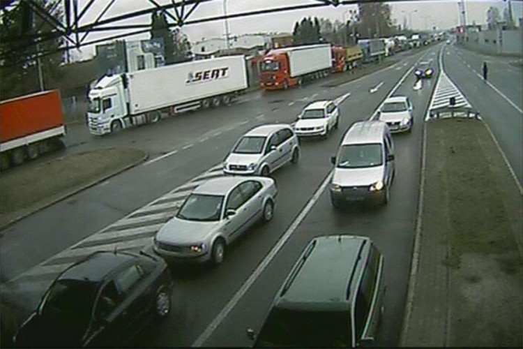 Obustavljen saobraćaj na većini graničnih prelaza u BiH, formiraju se duge kolone