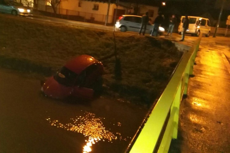 Automobil završio u kanalu