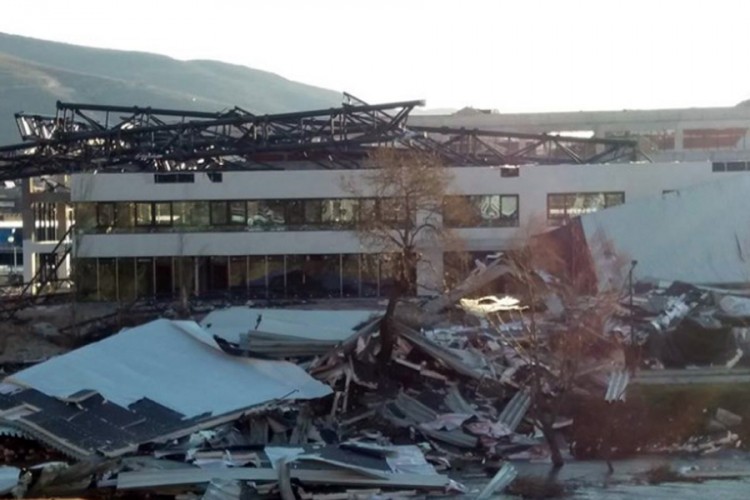 Vjetar napravio haos u Trebinju, čupao drveće u parku, srušena konstrukcija bazena