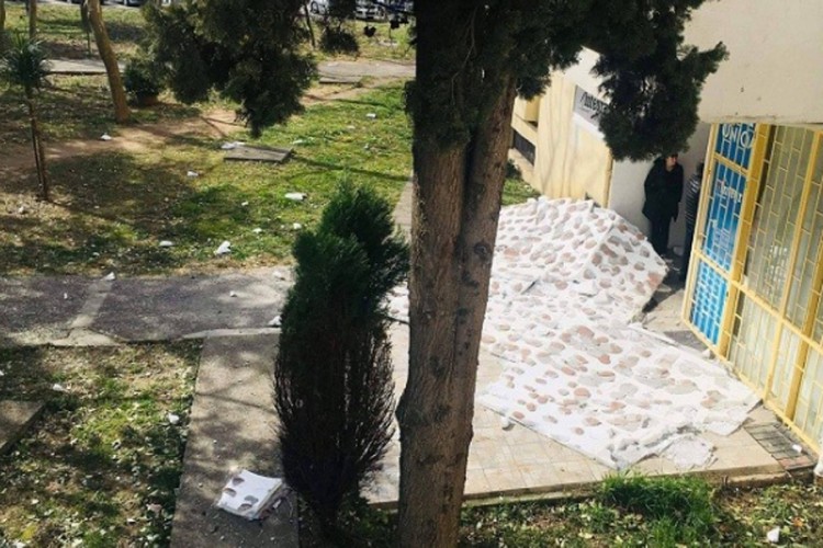 Vjetar čupa stabla u Podgorici i Baru