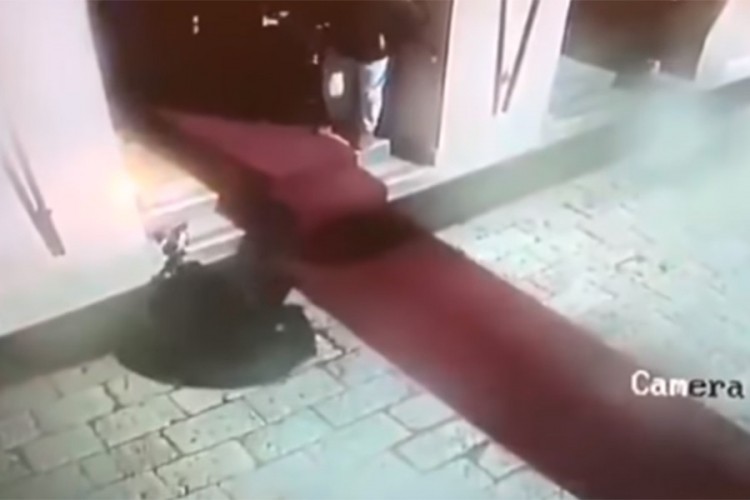 Nadrealan snimak iz Dubrovnika: Bura nosi čovjeka kao slamčicu