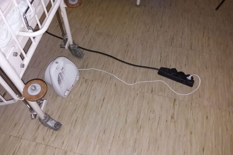 U bolničkoj sobi griju se svojom grijalicom i posteljinom