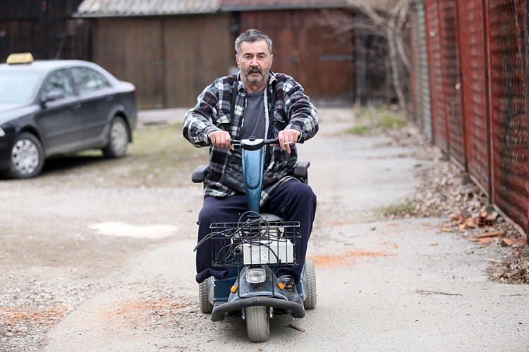 Župnik donirao Banjalučaninu električna kolica