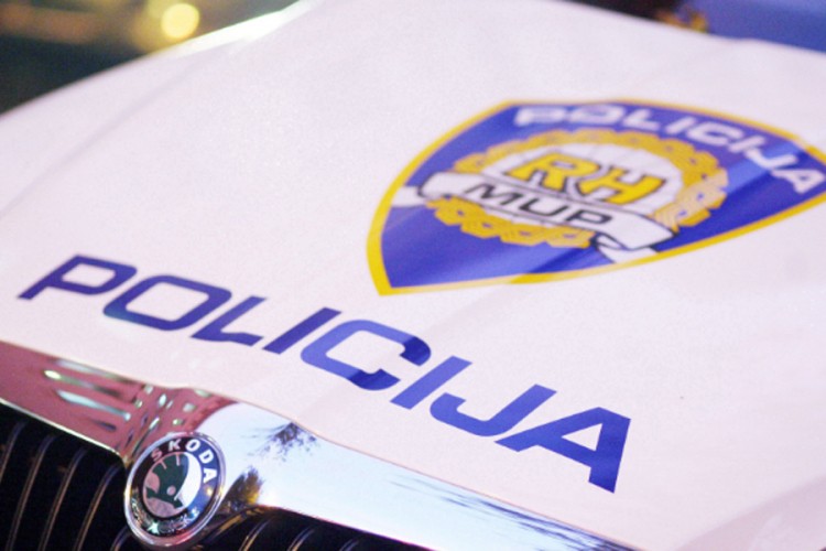 Prišao muškarcu u riječkom kafiću i počeo da ga tuče stolicom
