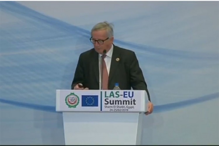 Junker odgovorio na poziv supruge usred govora na samitu
