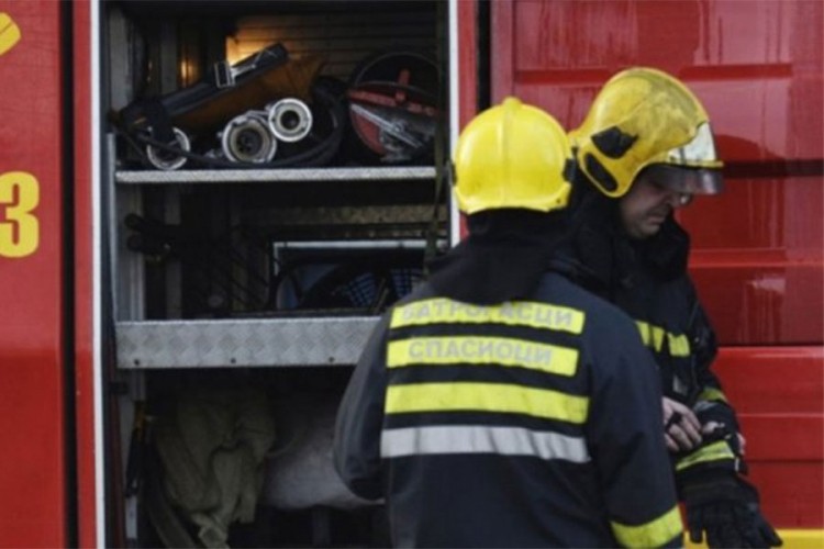 Ugašen požar na krovu stambene zgrade u Modriči