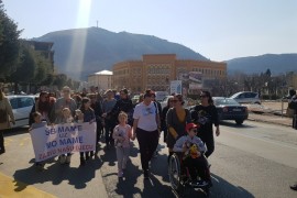 Protest u Mostaru u znak podrške majci koja je optužila bivšeg muža ...