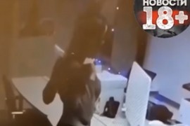 Odbili joj kredit pa se skinula pred bankarom da ga "uvjeri"
