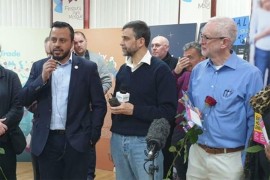 Lider laburista pogođen jajetom u džamiji