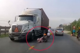 Majka čudesnom reakcijom ispod jurećeg šlepera izvukla sina