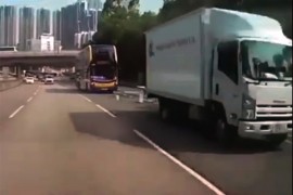 Pogledajte stravičan sudar autobusa i kamiona