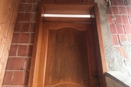 Grafit "OVK" na zgradi Konzulata Srbije u Austriji
