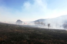 Vatra zahvatila borovu šumu na području Gacka