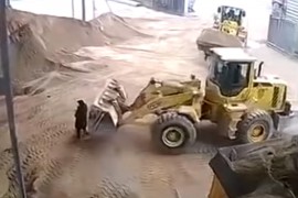 Šokantan snimak iz Kine: Bagerista kašikom zagrabio šeficu na ...