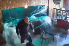 Ispijanje kafe se pretvorilo u "kupanje": Akvarijum pukao i izlio se na ...