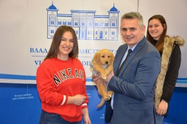 Učenice poklonile kuče gradonačelniku Brčkog