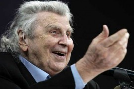 Čuveni kompozitor Mikis Teodorakis u bolnici