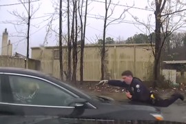 Policajac u vozača ispalio 14 metaka, objavljen snimak