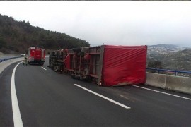 Nevrijeme u Mostaru, vjetar prevrnuo vozila