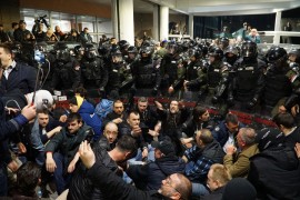 Policija izvela sve demonstrante iz RTS