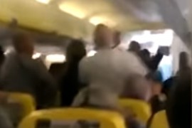 Tuča putnika u avionu, jednom odgrizen nos