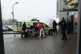 Teško ranjeni radnik obezbjeđenja savladao napadača i spasao ljude u ...
